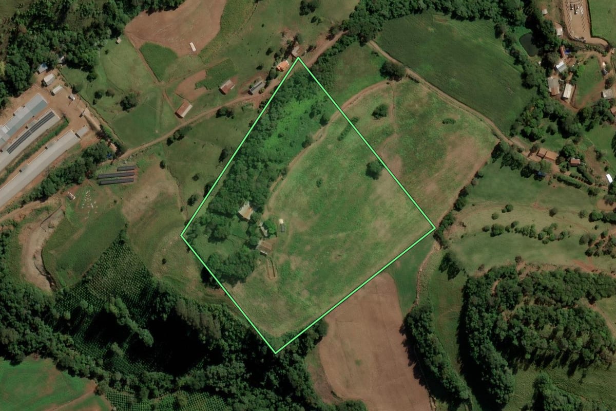Imagem de satélite do imóvel rural em Anchieta (SC), com o contorno declarado no CAR desenhado por cima.