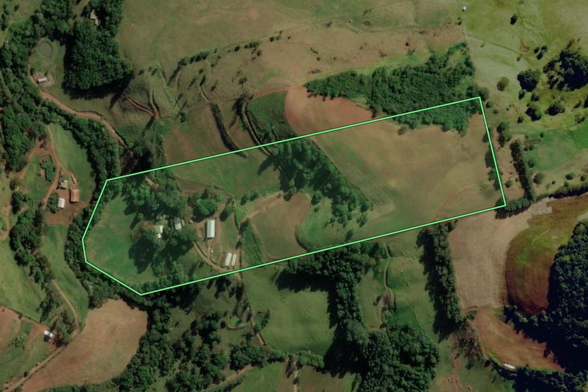 Imagem de satélite do imóvel rural em Anchieta (SC), com o contorno declarado no CAR desenhado por cima.