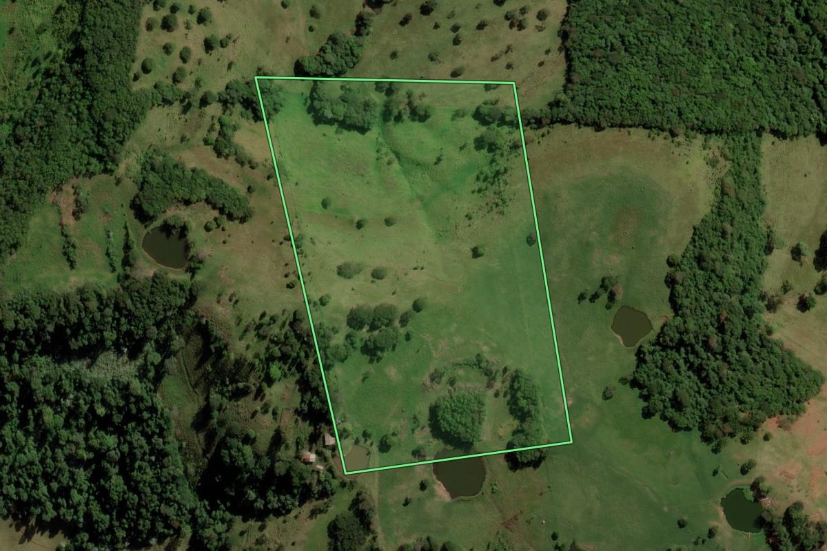 Imagem de satélite do imóvel rural em Anchieta (SC), com o contorno declarado no CAR desenhado por cima.