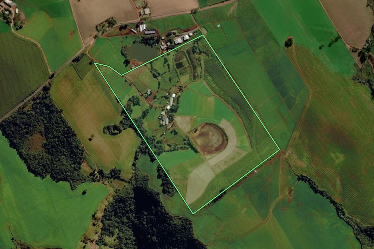 Imagem de satélite do imóvel rural em Anchieta (SC), com o contorno declarado no CAR desenhado por cima.
