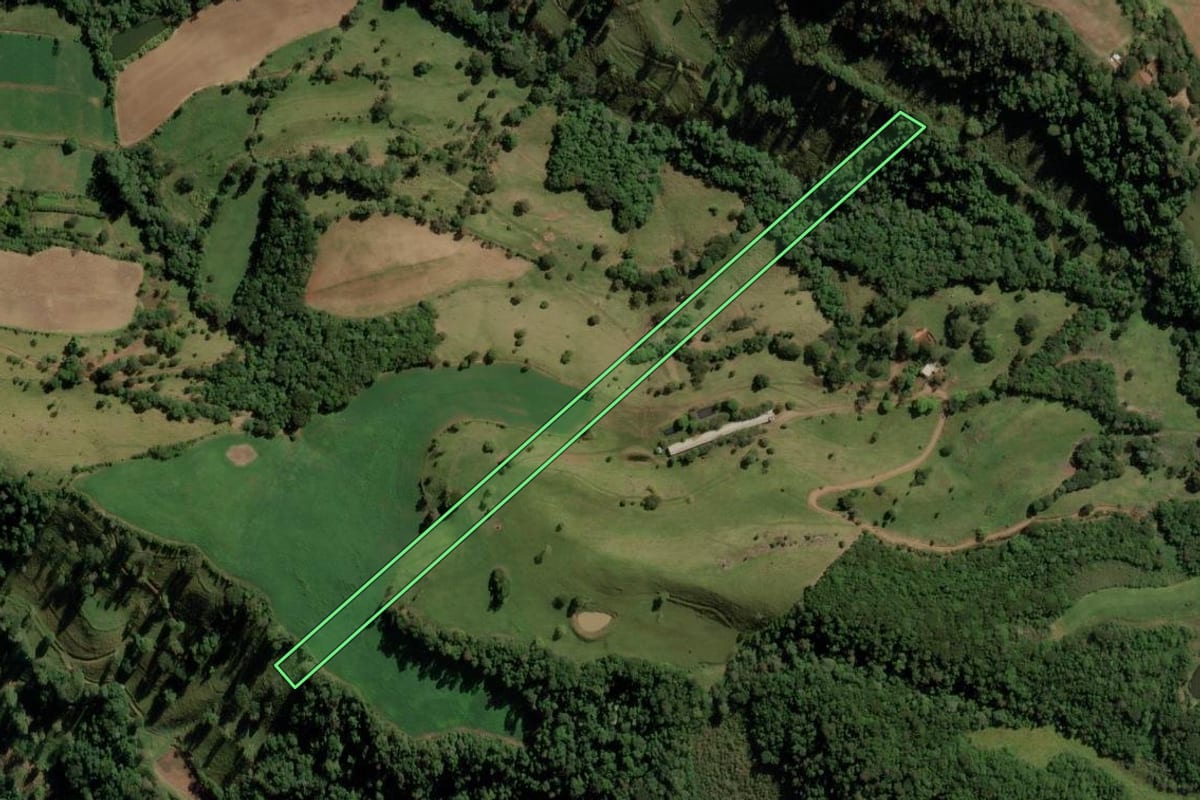 Imagem de satélite do imóvel rural em Anchieta (SC), com o contorno declarado no CAR desenhado por cima.