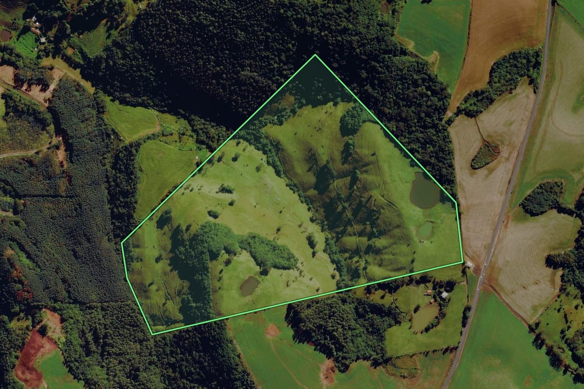 Imagem de satélite do imóvel rural em Anchieta (SC), com o contorno declarado no CAR desenhado por cima.