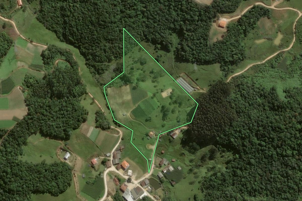 Imagem de satélite do imóvel rural em Angelina (SC), com o contorno declarado no CAR desenhado por cima.