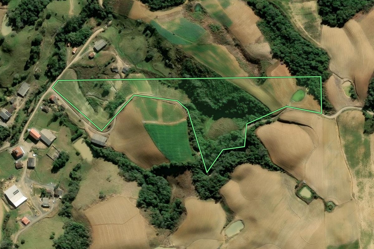 Imagem de satélite do imóvel rural em Angelina (SC), com o contorno declarado no CAR desenhado por cima.