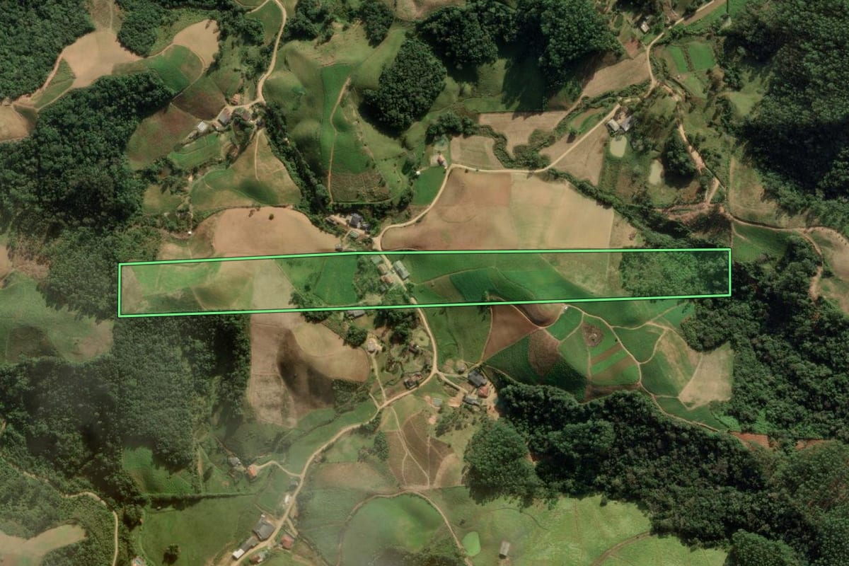 Imagem de satélite do imóvel rural em Angelina (SC), com o contorno declarado no CAR desenhado por cima.