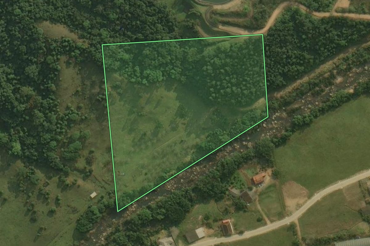 Imagem de satélite do imóvel rural em Angelina (SC), com o contorno declarado no CAR desenhado por cima.