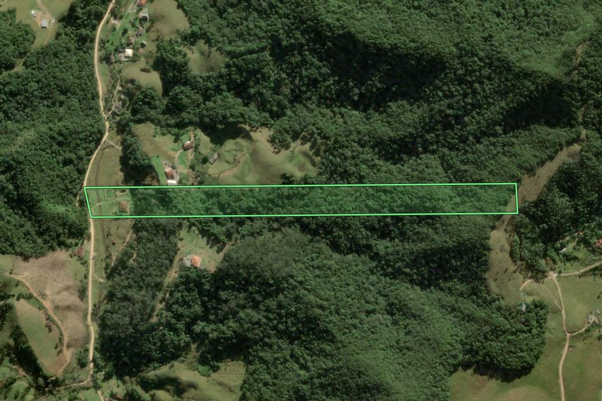 Imagem de satélite do imóvel rural em Angelina (SC), com o contorno declarado no CAR desenhado por cima.