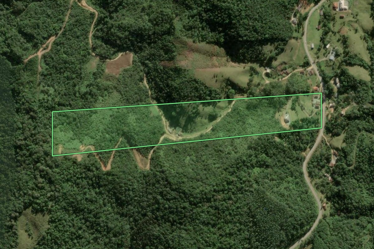 Imagem de satélite do imóvel rural em Angelina (SC), com o contorno declarado no CAR desenhado por cima.