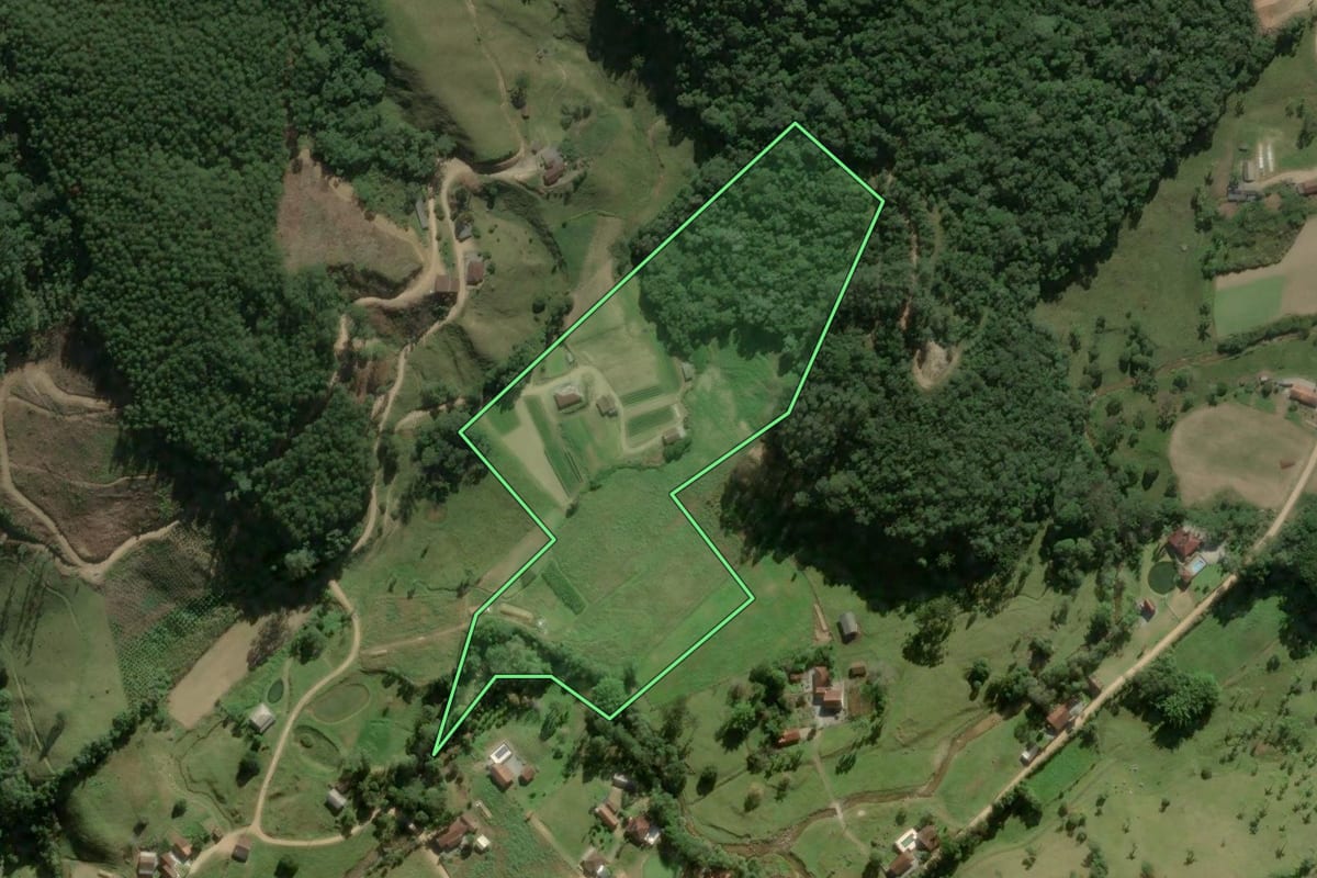 Imagem de satélite do imóvel rural em Angelina (SC), com o contorno declarado no CAR desenhado por cima.