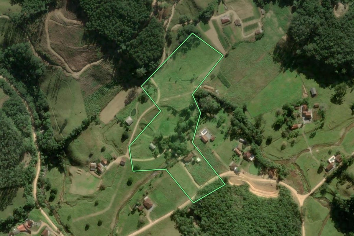Imagem de satélite do imóvel rural em Angelina (SC), com o contorno declarado no CAR desenhado por cima.