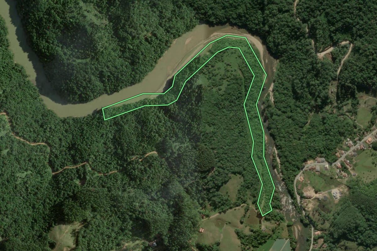 Imagem de satélite do imóvel rural em Angelina (SC), com o contorno declarado no CAR desenhado por cima.