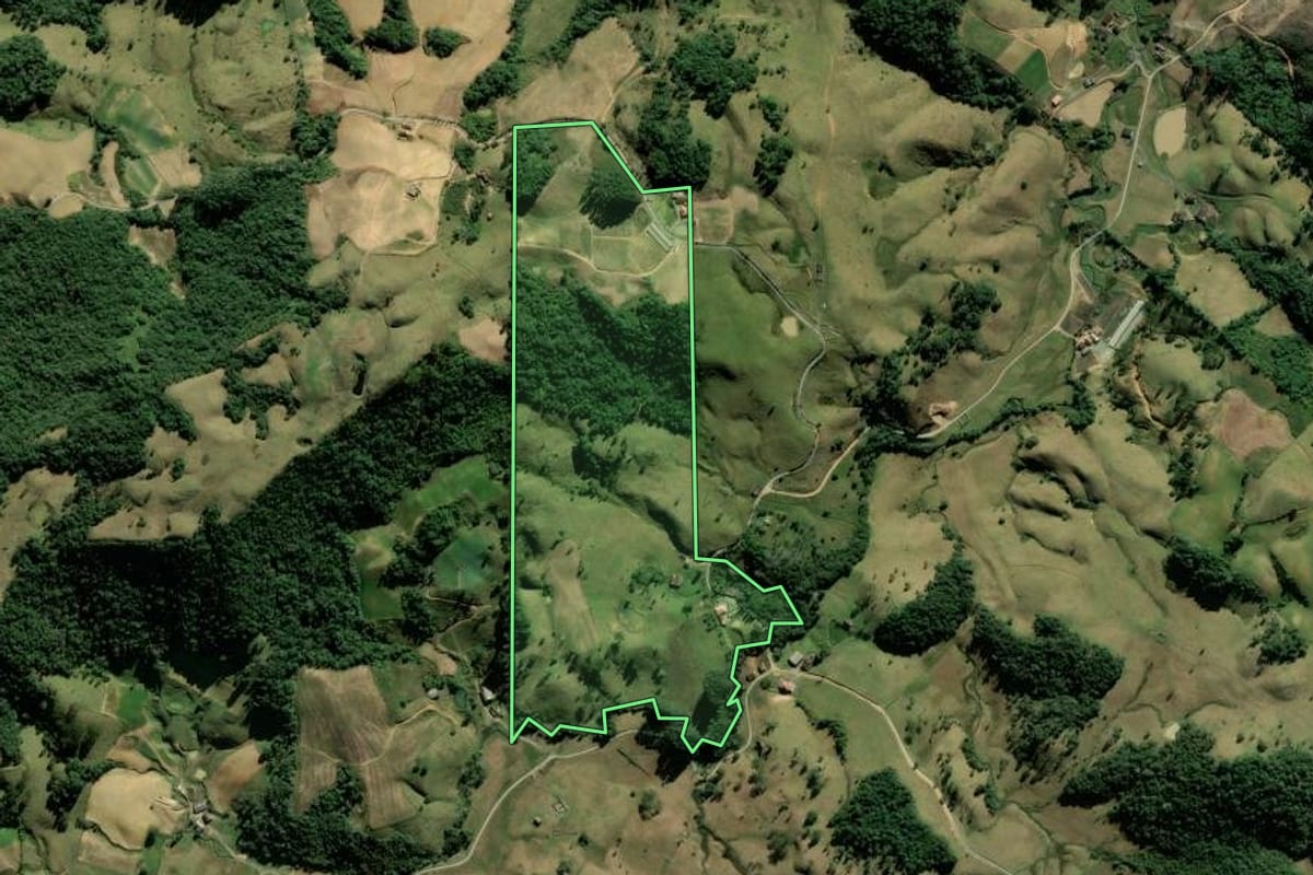 Imagem de satélite do imóvel rural em Angelina (SC), com o contorno declarado no CAR desenhado por cima.