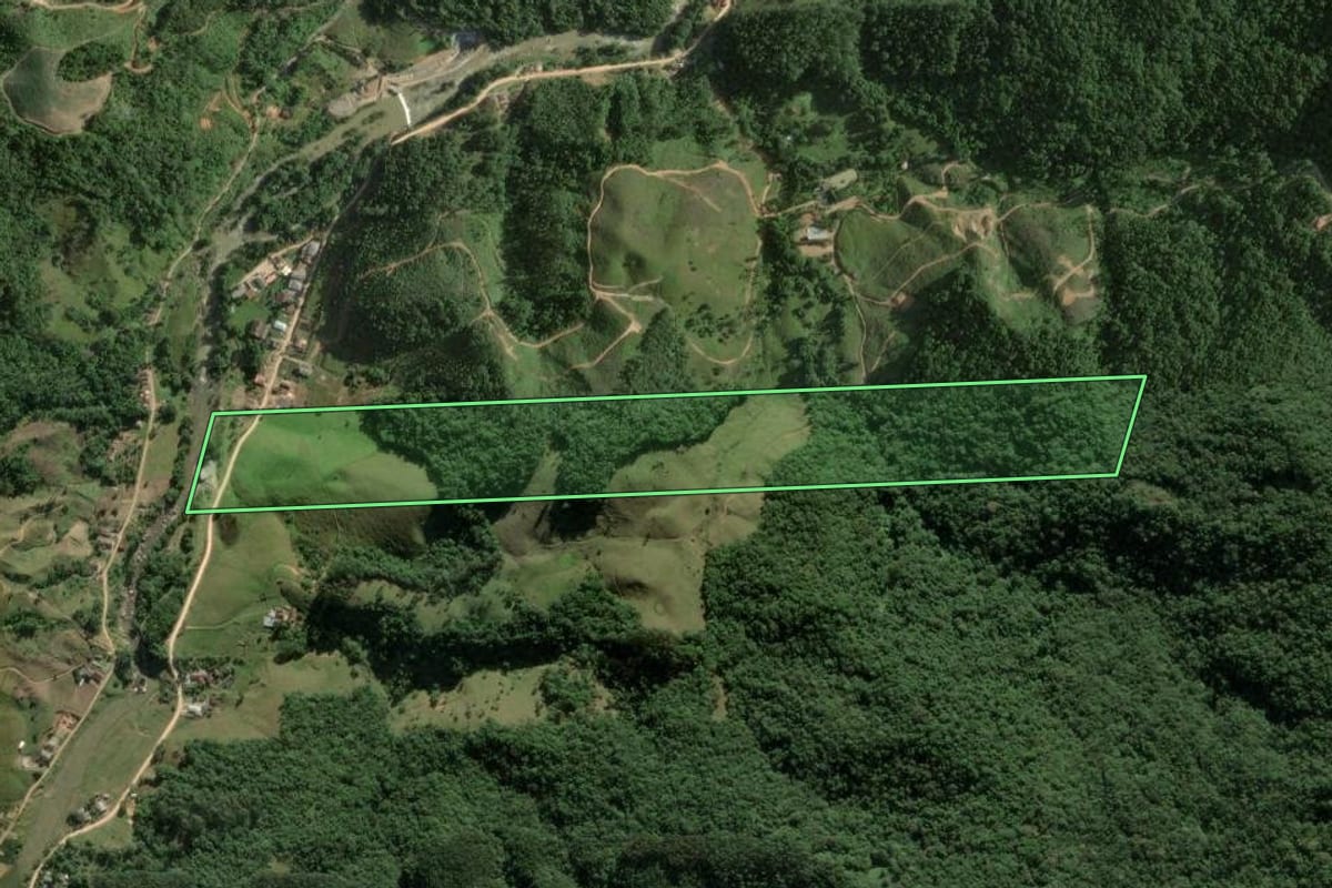 Imagem de satélite do imóvel rural em Angelina (SC), com o contorno declarado no CAR desenhado por cima.
