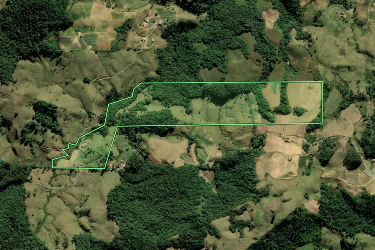 Imagem de satélite do imóvel rural em Angelina (SC), com o contorno declarado no CAR desenhado por cima.