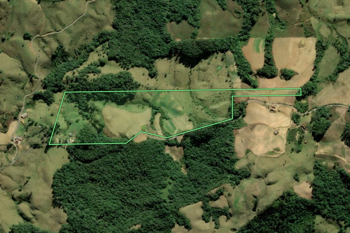 Imagem de satélite do imóvel rural em Angelina (SC), com o contorno declarado no CAR desenhado por cima.
