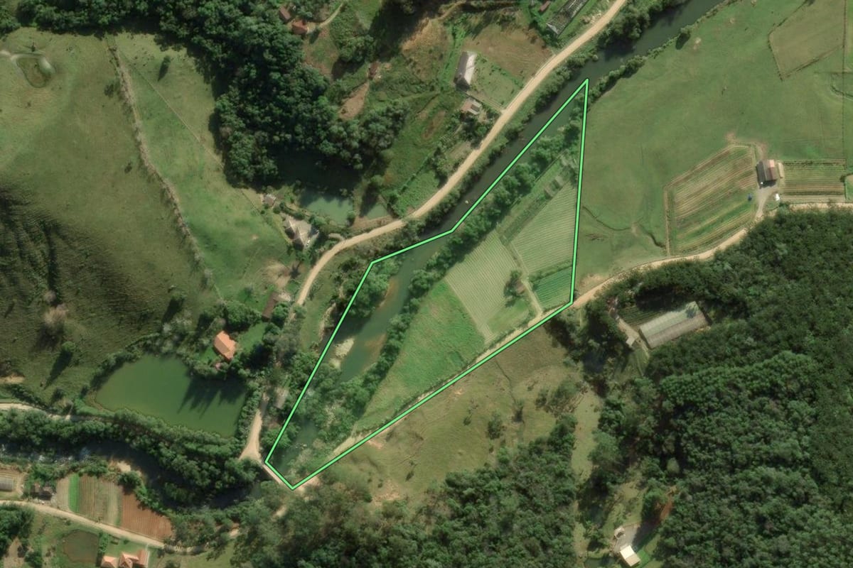 Imagem de satélite do imóvel rural em Angelina (SC), com o contorno declarado no CAR desenhado por cima.