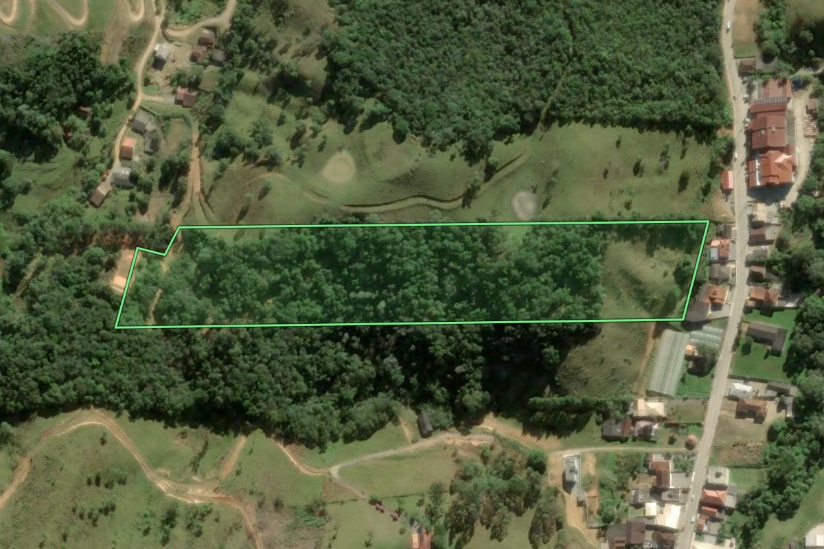 Imagem de satélite do imóvel rural em Angelina (SC), com o contorno declarado no CAR desenhado por cima.