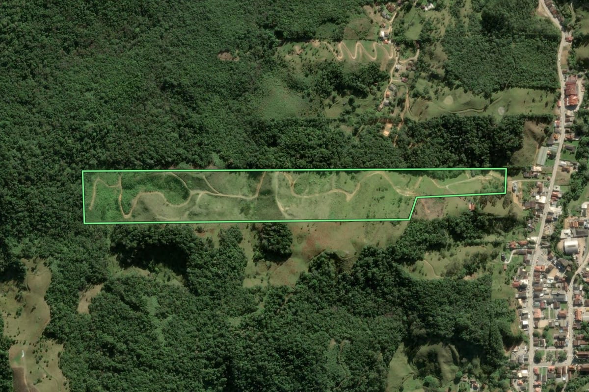 Imagem de satélite do imóvel rural em Angelina (SC), com o contorno declarado no CAR desenhado por cima.