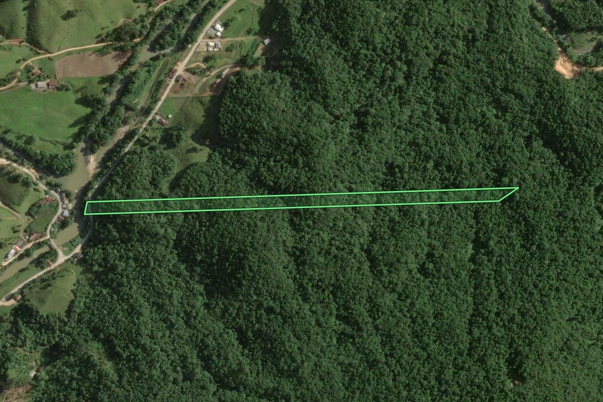 Imagem de satélite do imóvel rural em Angelina (SC), com o contorno declarado no CAR desenhado por cima.