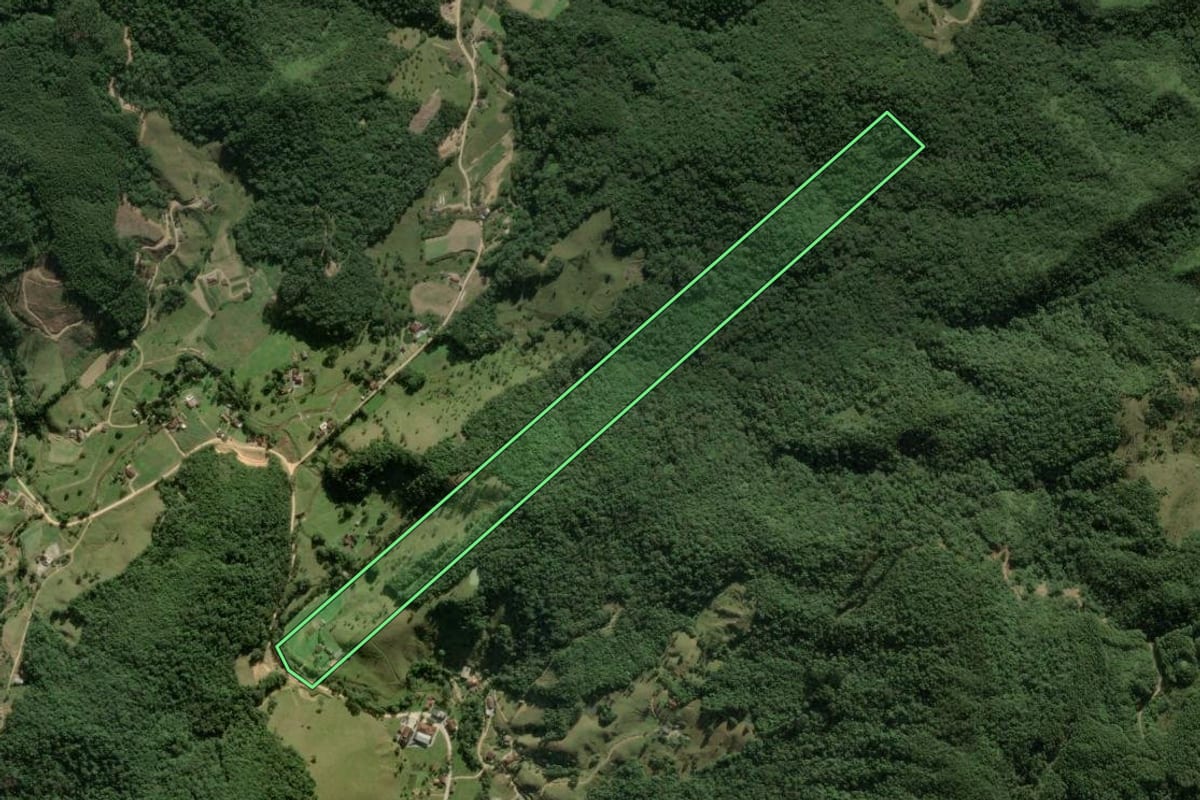 Imagem de satélite do imóvel rural em Angelina (SC), com o contorno declarado no CAR desenhado por cima.