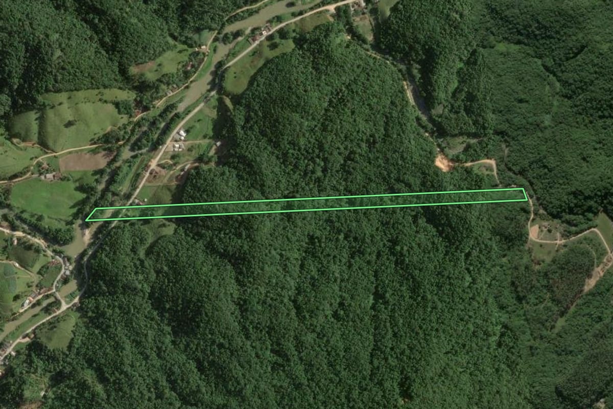 Imagem de satélite do imóvel rural em Angelina (SC), com o contorno declarado no CAR desenhado por cima.