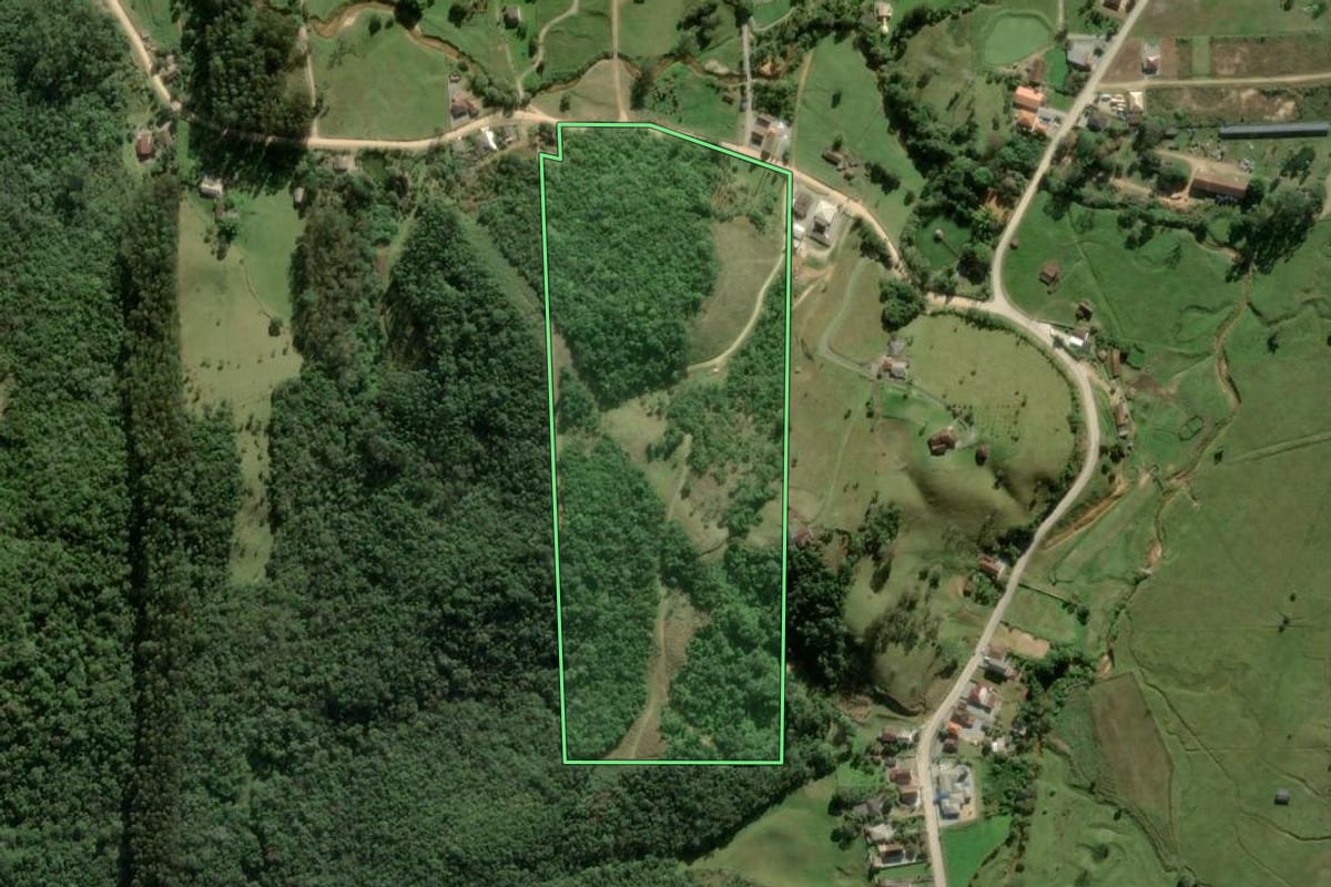 Imagem de satélite do imóvel rural em Angelina (SC), com o contorno declarado no CAR desenhado por cima.