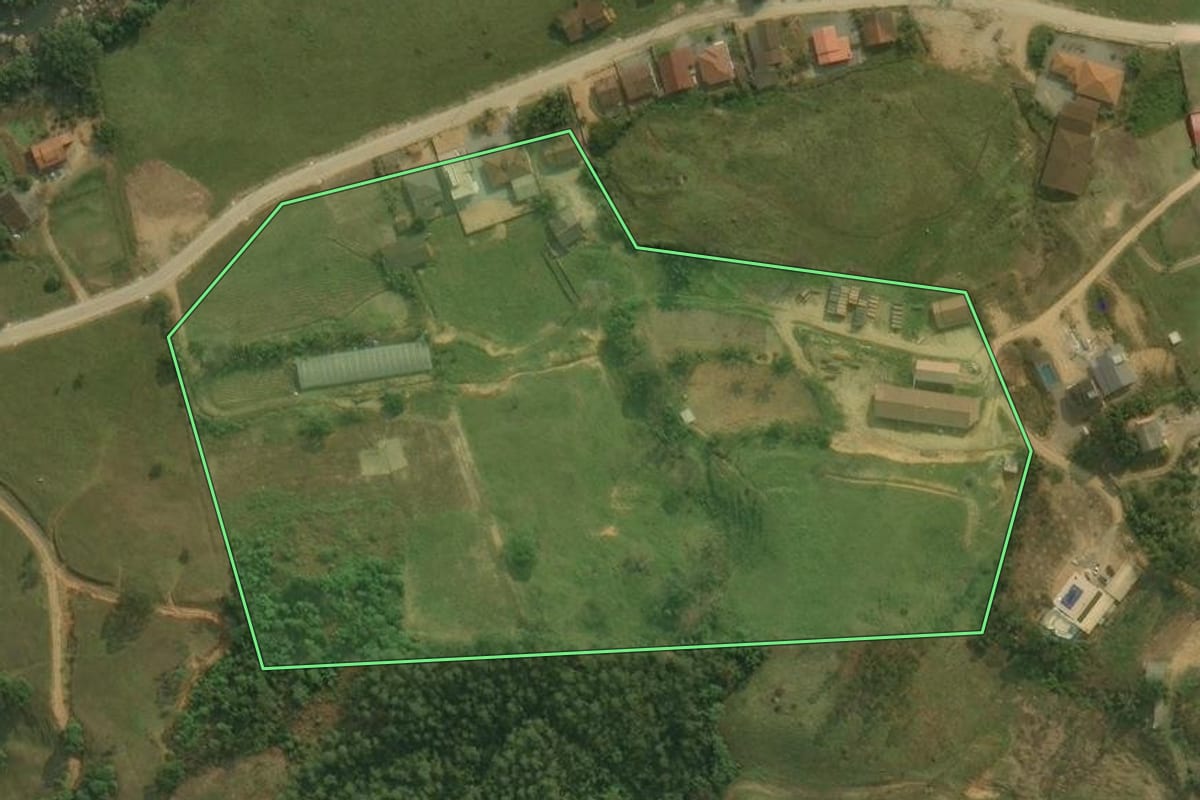 Imagem de satélite do imóvel rural em Angelina (SC), com o contorno declarado no CAR desenhado por cima.