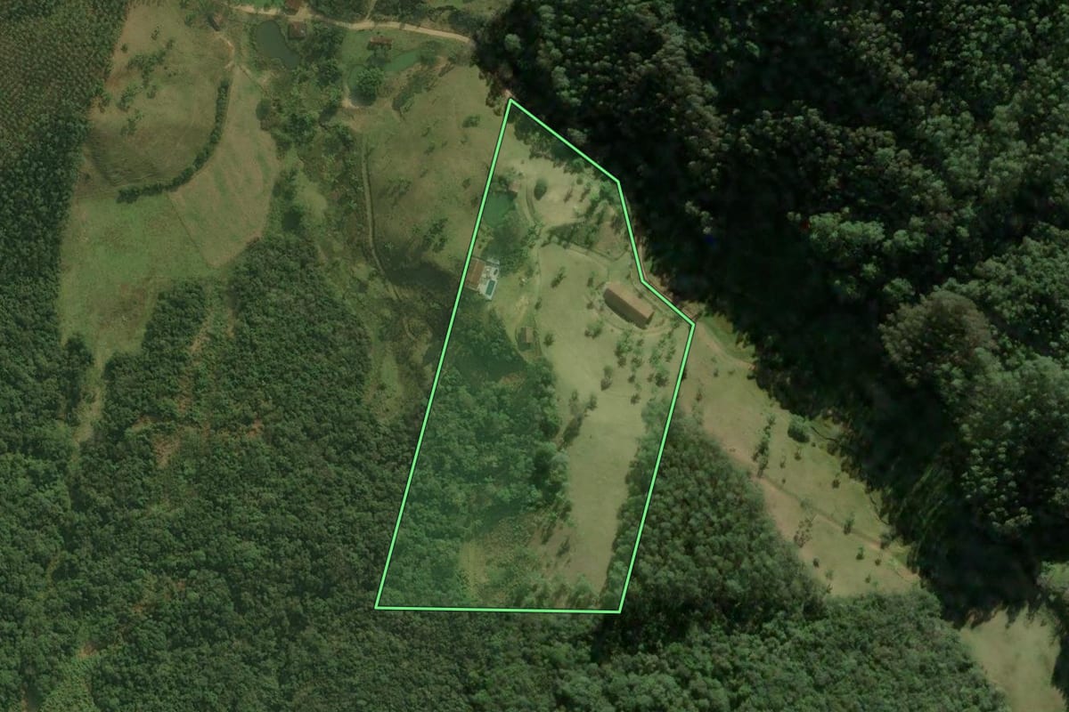 Imagem de satélite do imóvel rural em Angelina (SC), com o contorno declarado no CAR desenhado por cima.