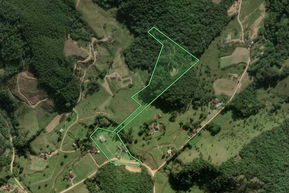 Imagem de satélite do imóvel rural em Angelina (SC), com o contorno declarado no CAR desenhado por cima.