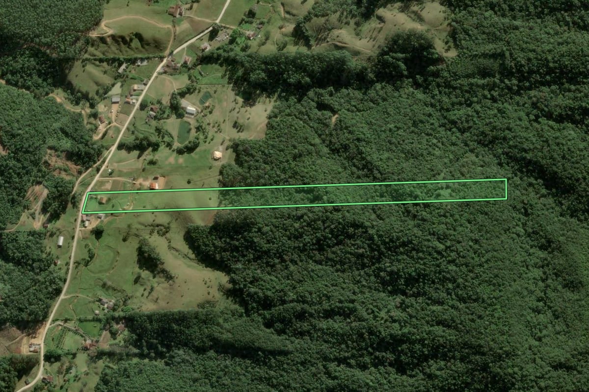 Imagem de satélite do imóvel rural em Angelina (SC), com o contorno declarado no CAR desenhado por cima.