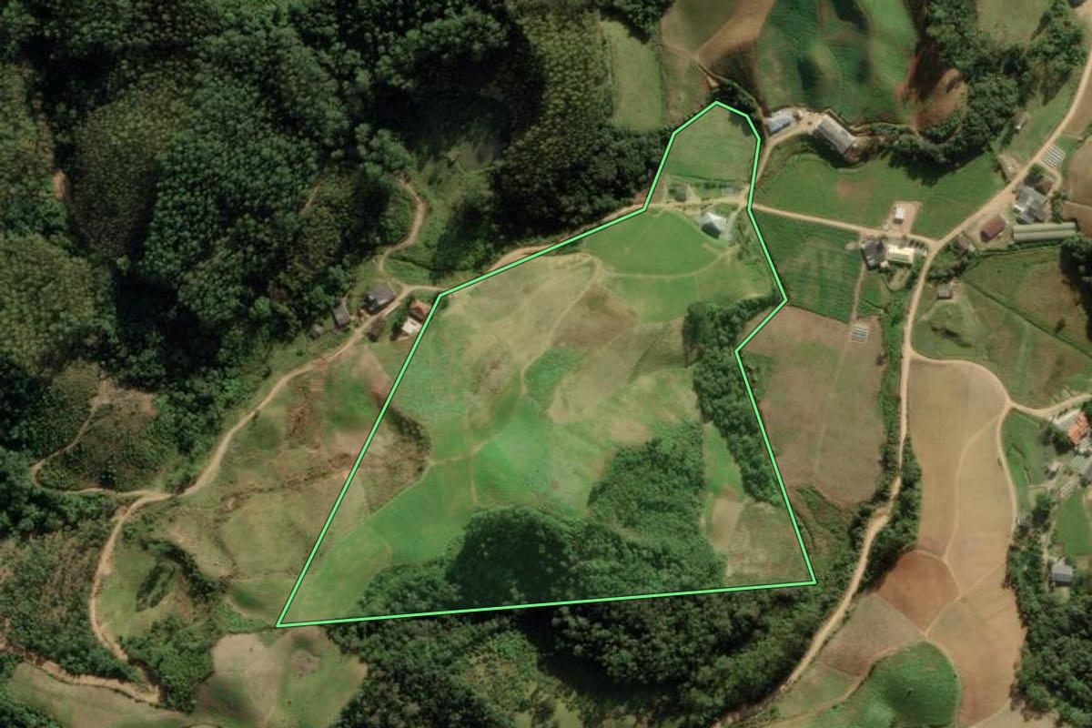 Imagem de satélite do imóvel rural em Angelina (SC), com o contorno declarado no CAR desenhado por cima.