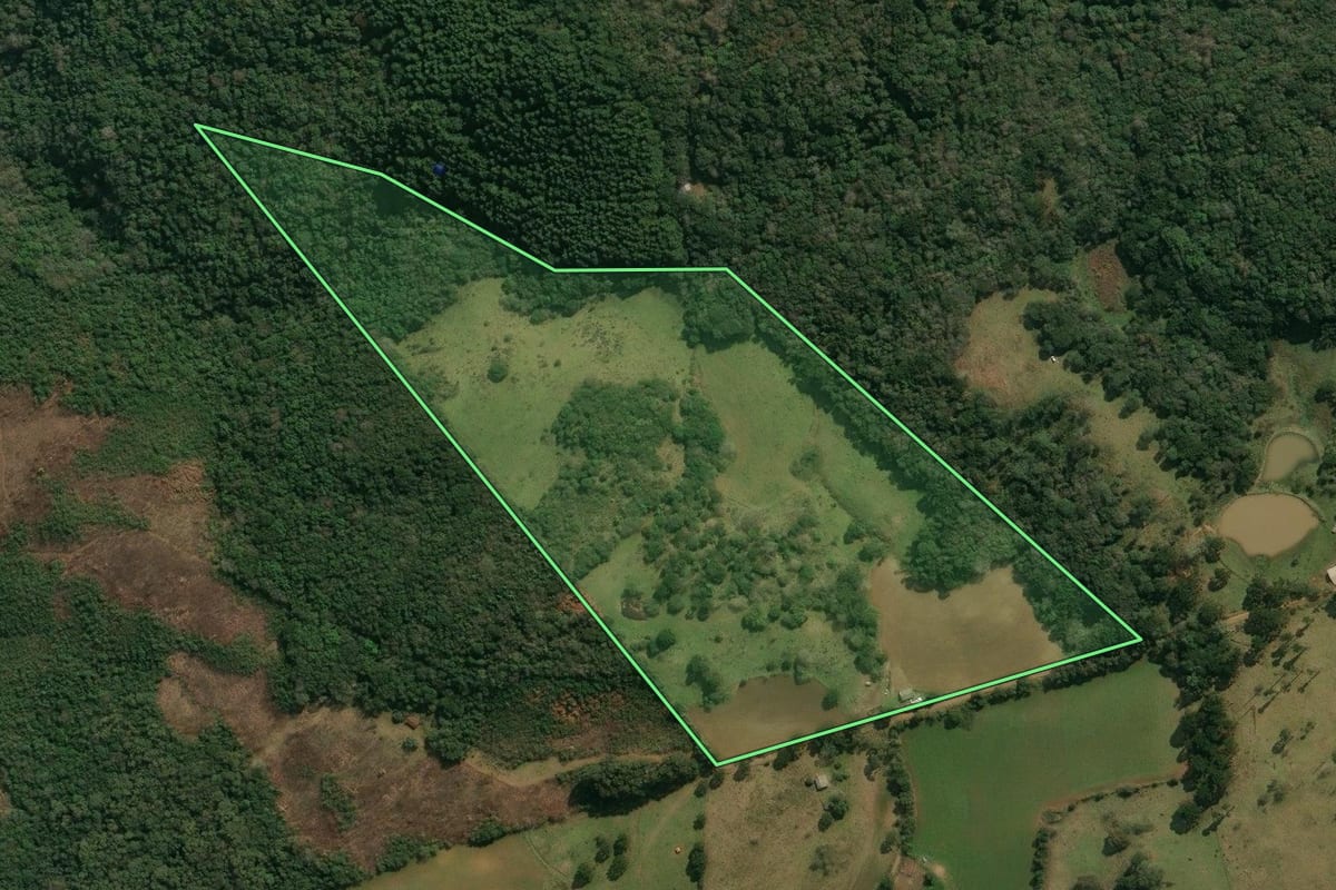 Imagem de satélite do imóvel rural em Anita Garibaldi (SC), com o contorno declarado no CAR desenhado por cima.