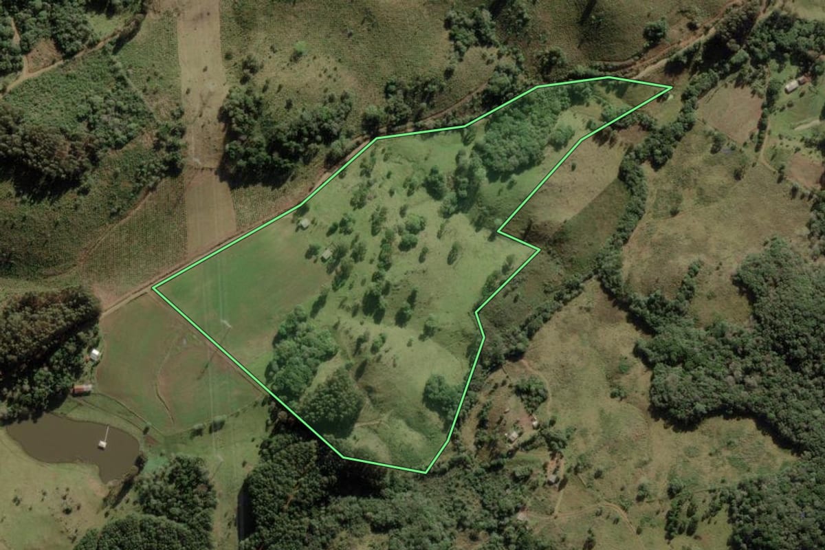Imagem de satélite do imóvel rural em Anita Garibaldi (SC), com o contorno declarado no CAR desenhado por cima.