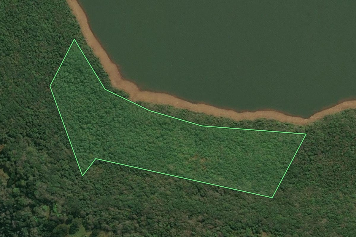Imagem de satélite do imóvel rural em Anita Garibaldi (SC), com o contorno declarado no CAR desenhado por cima.