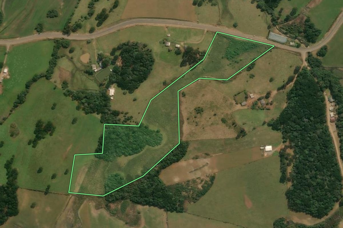 Imagem de satélite do imóvel rural em Anita Garibaldi (SC), com o contorno declarado no CAR desenhado por cima.