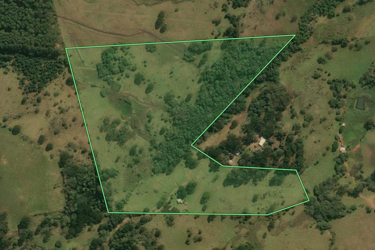 Imagem de satélite do imóvel rural em Anita Garibaldi (SC), com o contorno declarado no CAR desenhado por cima.