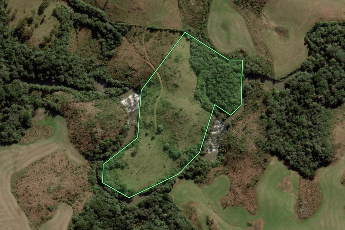 Imagem de satélite do imóvel rural em Anita Garibaldi (SC), com o contorno declarado no CAR desenhado por cima.