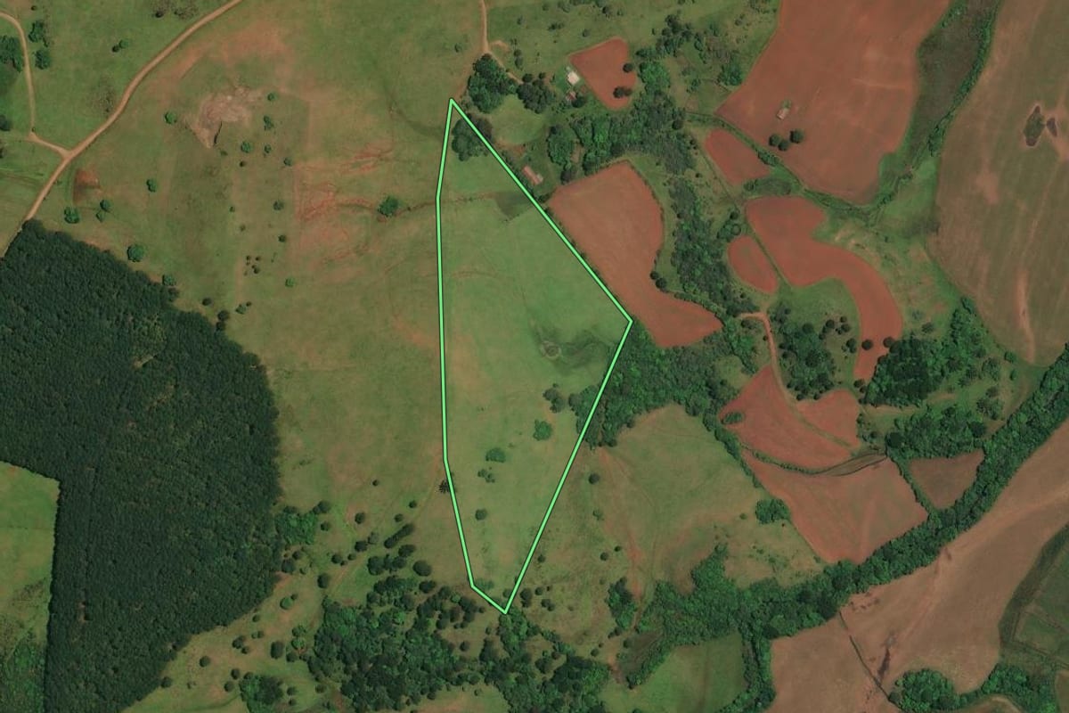 Imagem de satélite do imóvel rural em Anita Garibaldi (SC), com o contorno declarado no CAR desenhado por cima.