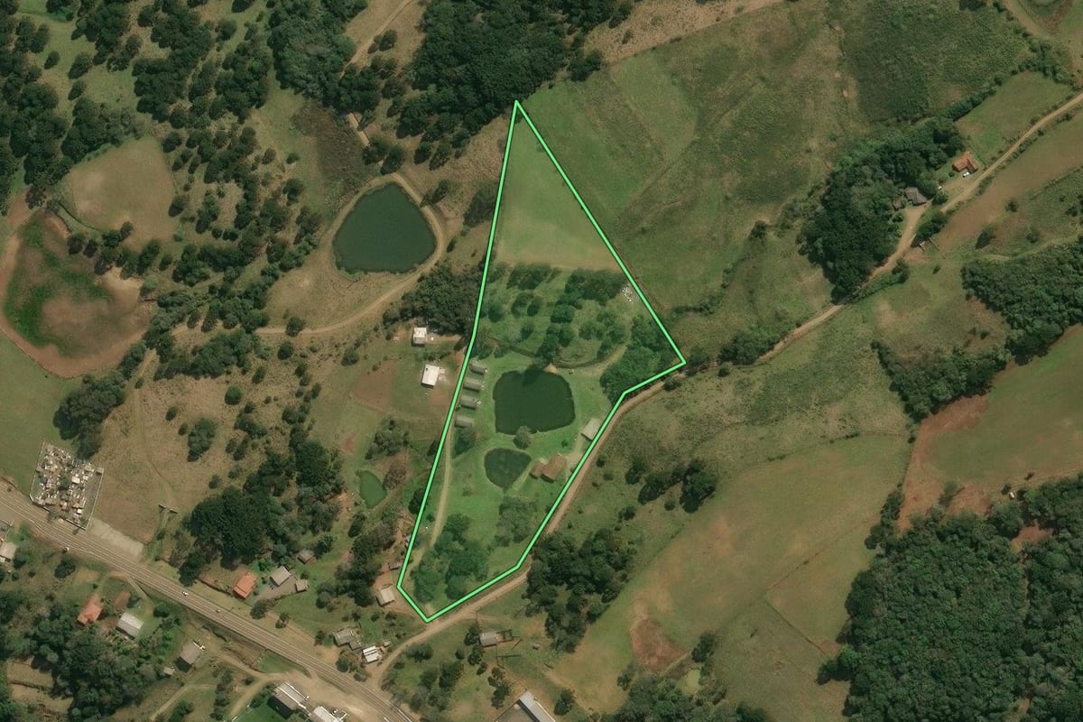 Imagem de satélite do imóvel rural em Anita Garibaldi (SC), com o contorno declarado no CAR desenhado por cima.
