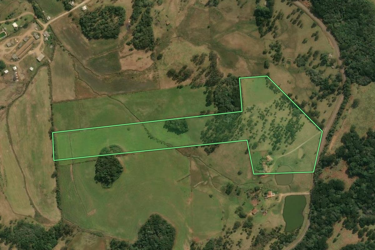 Imagem de satélite do imóvel rural em Anita Garibaldi (SC), com o contorno declarado no CAR desenhado por cima.