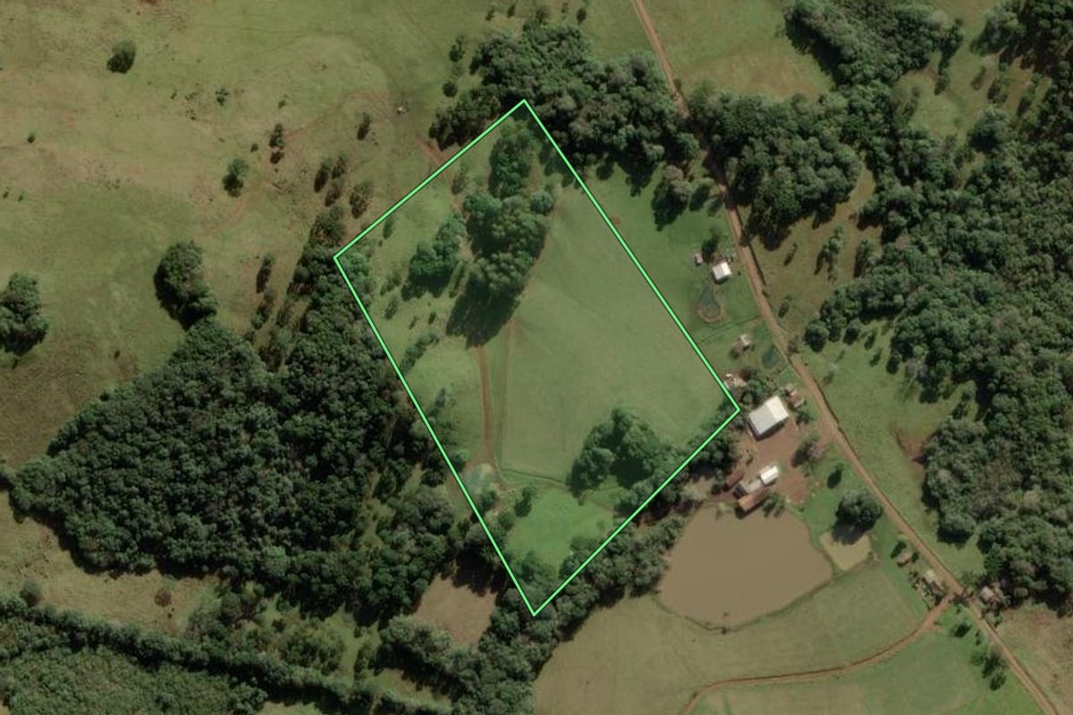 Imagem de satélite do imóvel rural em Anita Garibaldi (SC), com o contorno declarado no CAR desenhado por cima.