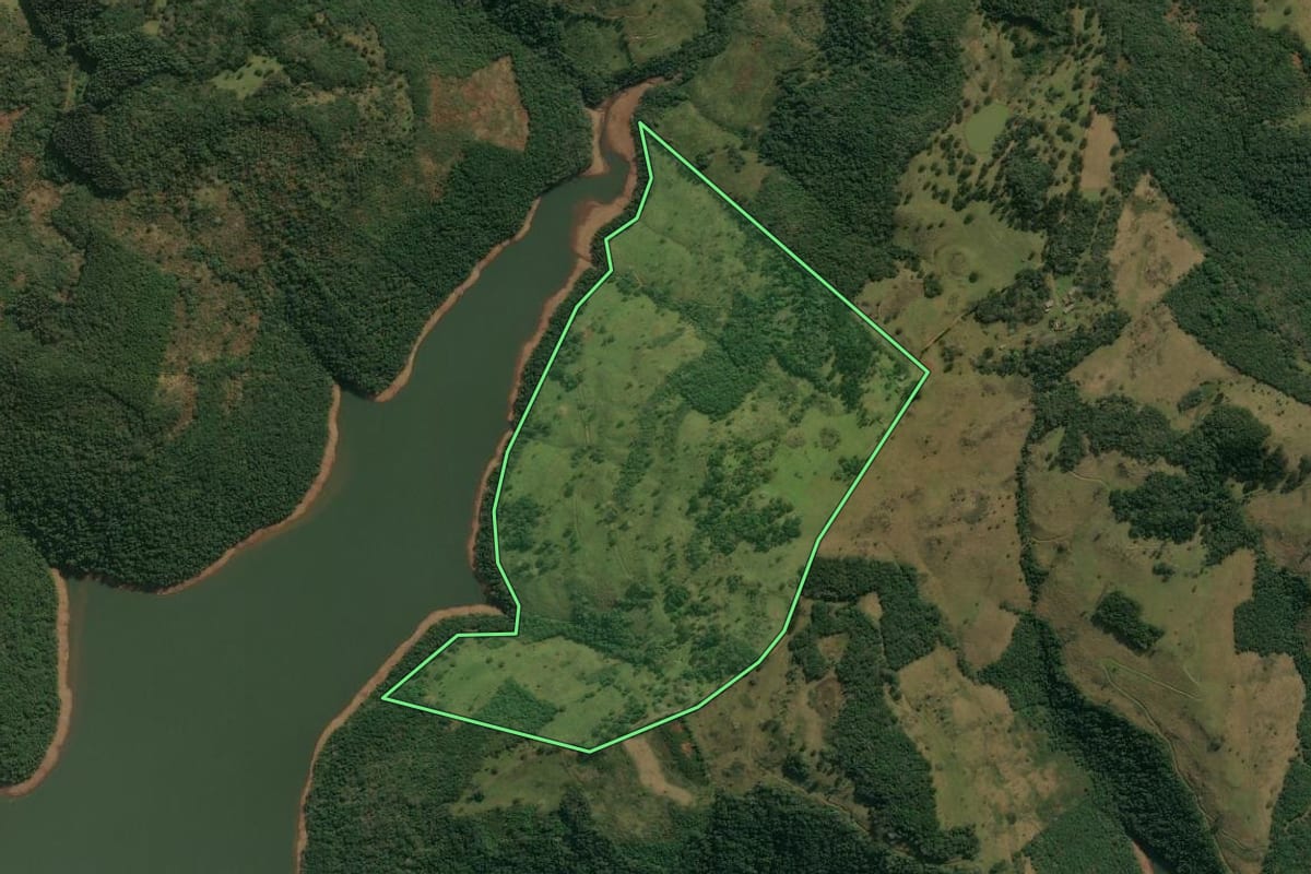 Imagem de satélite do imóvel rural em Anita Garibaldi (SC), com o contorno declarado no CAR desenhado por cima.