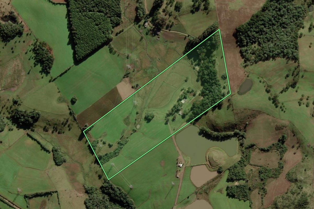 Imagem de satélite do imóvel rural em Anita Garibaldi (SC), com o contorno declarado no CAR desenhado por cima.