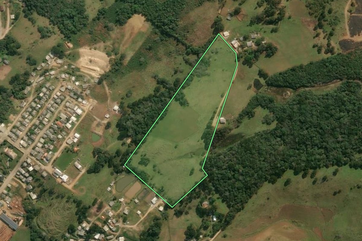Imagem de satélite do imóvel rural em Anita Garibaldi (SC), com o contorno declarado no CAR desenhado por cima.