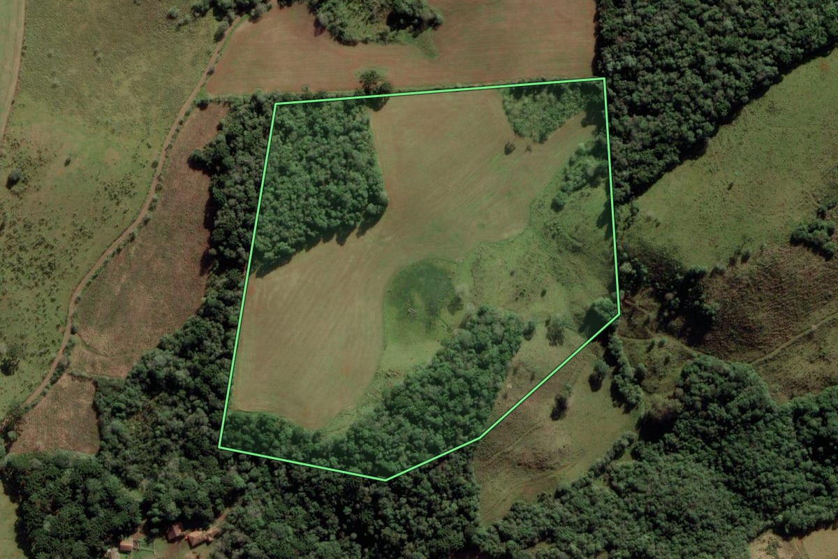 Imagem de satélite do imóvel rural em Anita Garibaldi (SC), com o contorno declarado no CAR desenhado por cima.