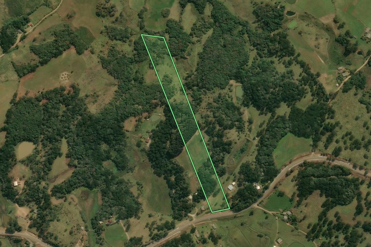 Imagem de satélite do imóvel rural em Anita Garibaldi (SC), com o contorno declarado no CAR desenhado por cima.