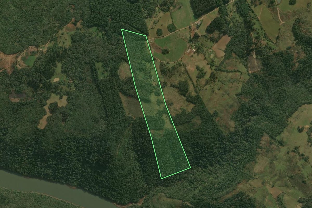 Imagem de satélite do imóvel rural em Anita Garibaldi (SC), com o contorno declarado no CAR desenhado por cima.