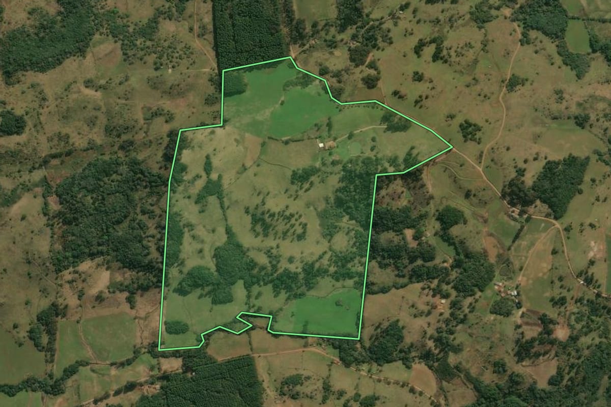 Imagem de satélite do imóvel rural em Anita Garibaldi (SC), com o contorno declarado no CAR desenhado por cima.