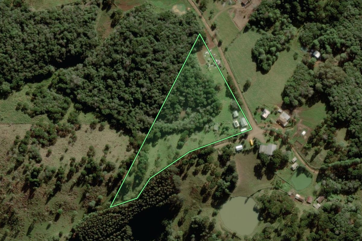 Imagem de satélite do imóvel rural em Anita Garibaldi (SC), com o contorno declarado no CAR desenhado por cima.
