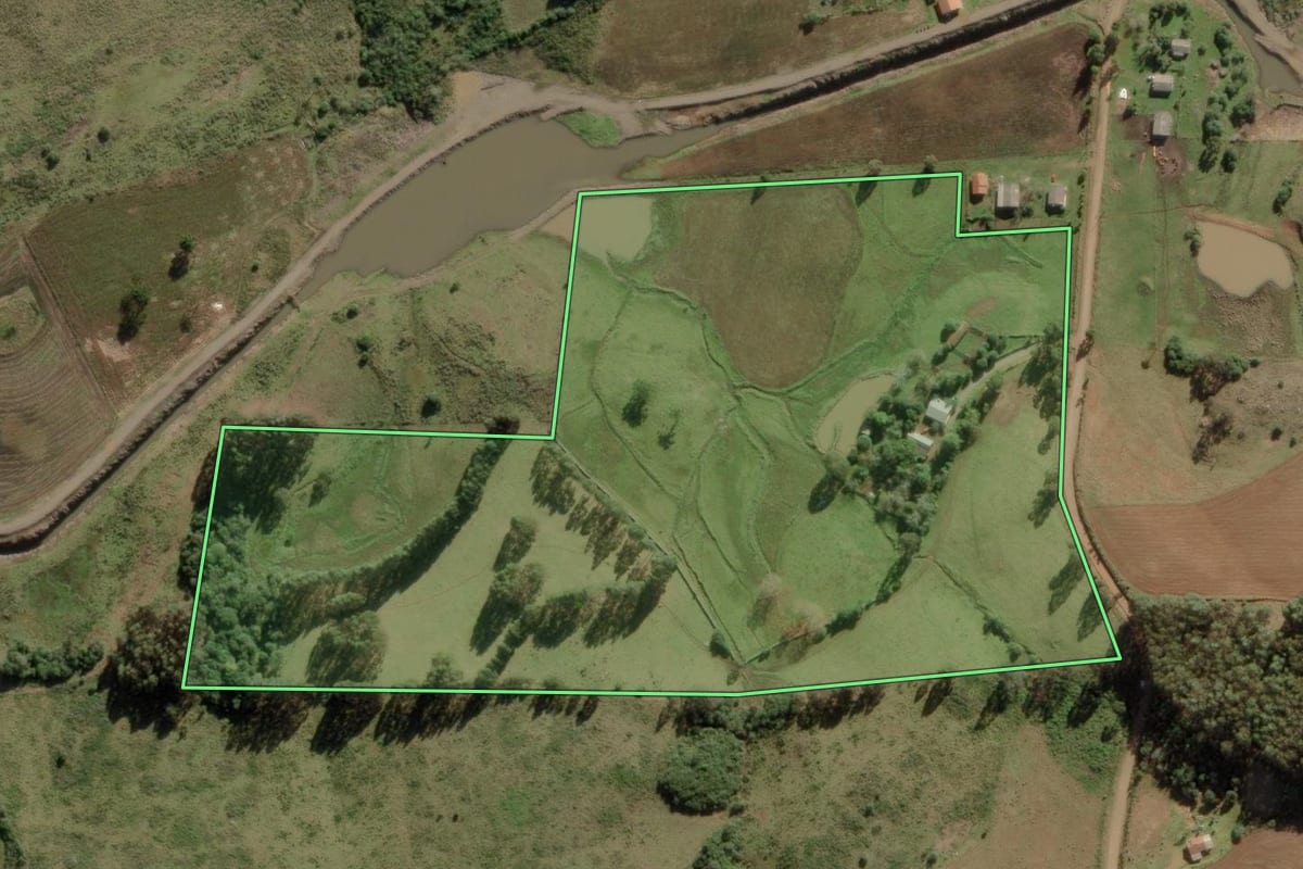 Imagem de satélite do imóvel rural em Anita Garibaldi (SC), com o contorno declarado no CAR desenhado por cima.